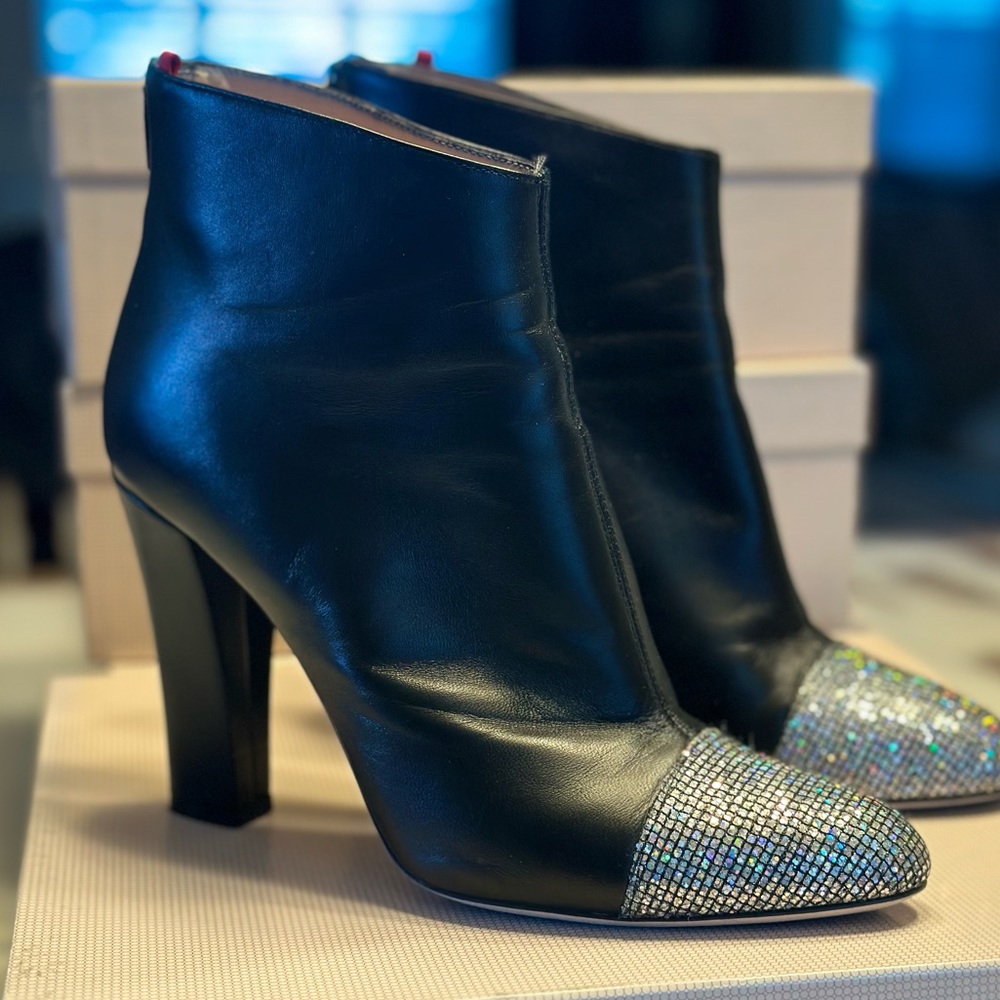 SJP Rumi booties in black leather with scintillate toe